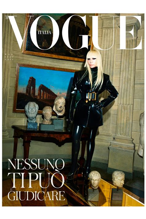 foto famosa modella nuda versace|Donatella Versace su Vogue Italia: leggete l'intervista integrale .